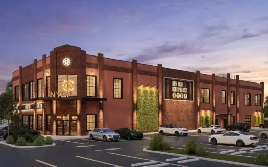 Fachada da New York Beer Project em Winter Garden ao entardecer, prédio de tijolos com torre de relógio e letreiro NYBP sob luz dourada